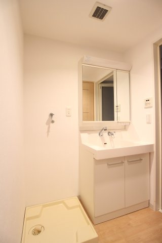 ピアッツァレント八木西の洗面所|二面鏡洗面化粧台・室内洗濯機置き場