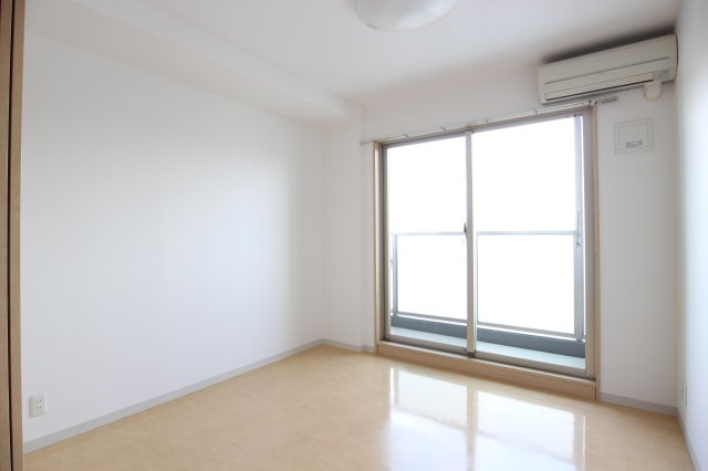 ピアッツァレント八木西の洋室|南向きエアコン付き洋室6帖