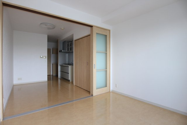 ピアッツァレント八木西の洋室|クローゼット付きDK6.1帖・エアコン付き洋室6帖