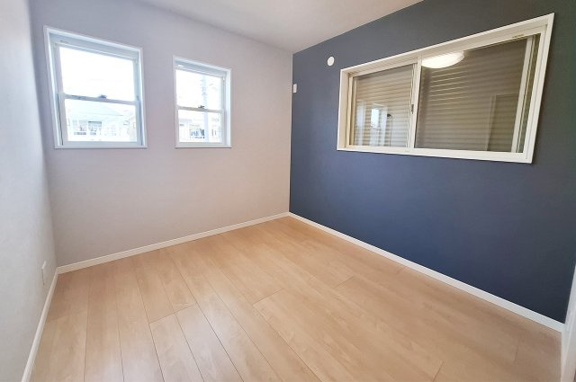 堺市南区美木多上の洋室|洋室3：クロスを貼替えるなどリフォーム済み。おしゃれなネイビーブルーのアクセントクロスも新調済み。