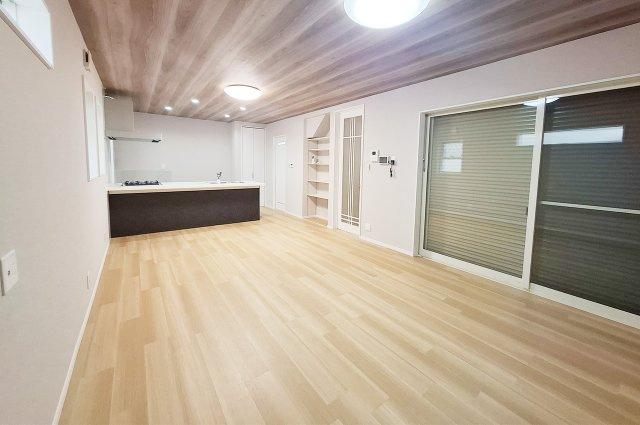 堺市南区美木多上の居間・リビング|LDK：クロスを貼替えるなどリフォーム済み。