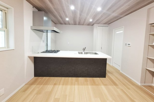 堺市南区美木多上のキッチン|キッチン：お料理中もリビングを見渡せる開放的なペニンシュラキッチン。リビングとの一体感を生みます。