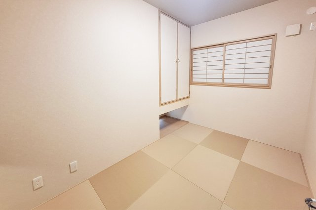 堺市南区美木多上の内装|納戸：クロス貼替えや半帖畳を新調するなどきれいにリフォーム済み。