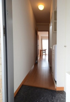 収納もある玄関です