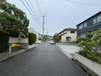 【前面道路含む現地写真】 | 星和台１丁目　新築戸建 | 前面道路も広いので駐車も楽々です。