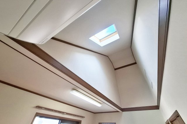泉大津市下条町の内装|洋室1天窓