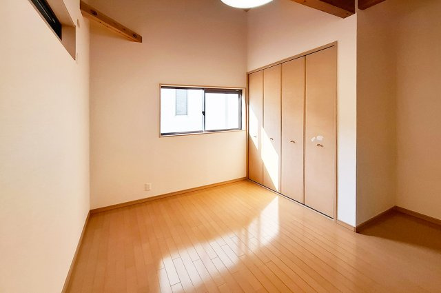 泉大津市板原町3丁目の洋室|洋室1：壁・天井クロスを貼替え済み。