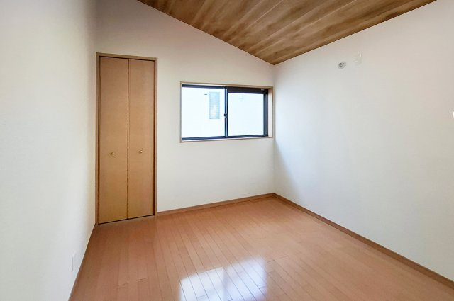 泉大津市板原町3丁目の洋室|洋室2：壁・天井クロスを貼替え済み。