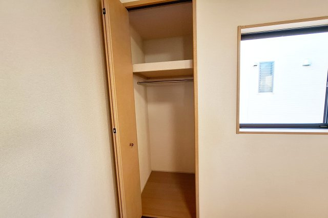 泉大津市板原町3丁目の収納|洋室2：クローゼット