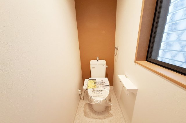 泉大津市板原町3丁目のトイレ|1Fトイレ：便器・温水洗浄便座を新調済み。