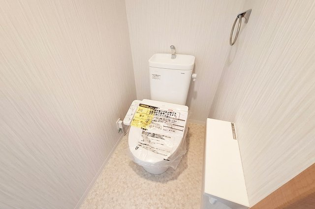 泉大津市板原町3丁目のトイレ|2Fトイレ：便器・温水洗浄便座を新調済み。