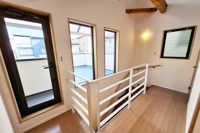 泉大津市板原町3丁目の内装|2Fホール：壁・天井クロスを貼替え済み。