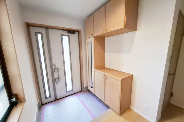 泉大津市板原町3丁目の玄関|玄関：壁・天井のクロスを貼替えるなどリフォーム済み。