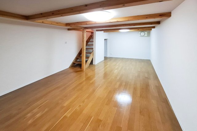 泉大津市板原町3丁目の収納|地下納戸：壁・天井のクロスを貼替え済み。