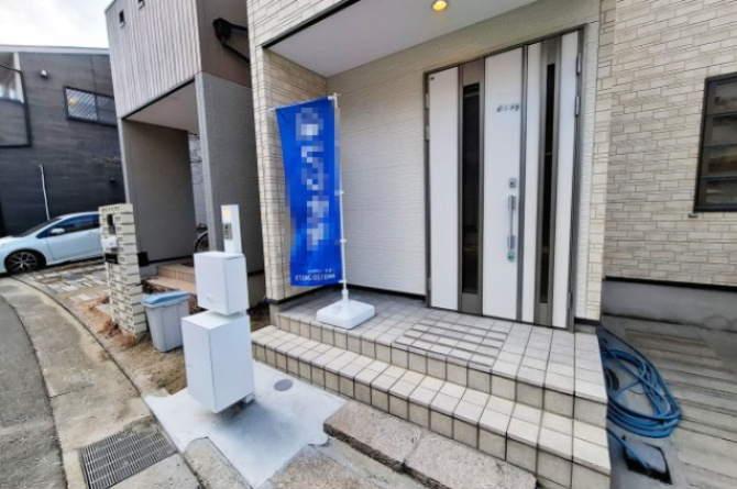 泉大津市板原町3丁目の玄関|玄関ポーチ：宅配ボックス付きの機能門柱を新調済み。