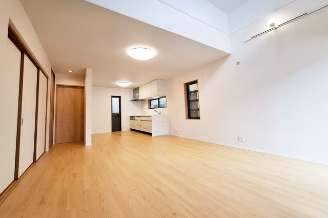 泉大津市板原町3丁目の居間・リビング|LDK：約16帖の広々LDK。開放的な吹抜けリビングの間取りです。