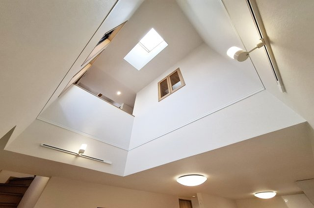 泉大津市板原町3丁目の居間・リビング|吹抜け：光をたっぷり取込む明るい吹抜けリビング