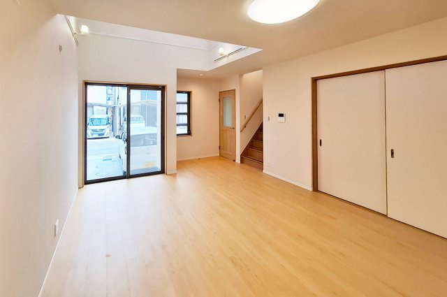 泉大津市板原町3丁目の居間・リビング|LDK：クロス貼替えやフロアタイル上貼りなどリフォーム済み。