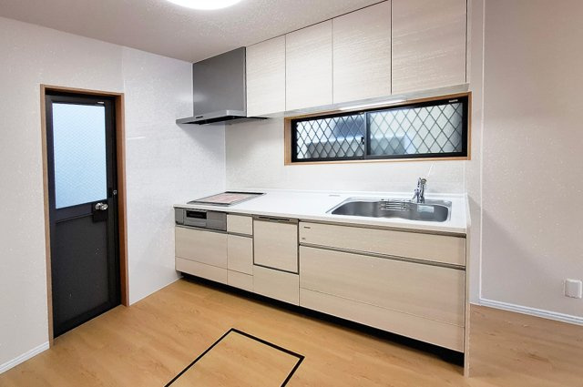 泉大津市板原町3丁目のキッチン|キッチン：勝手口付きで生活動線の良いキッチンです。