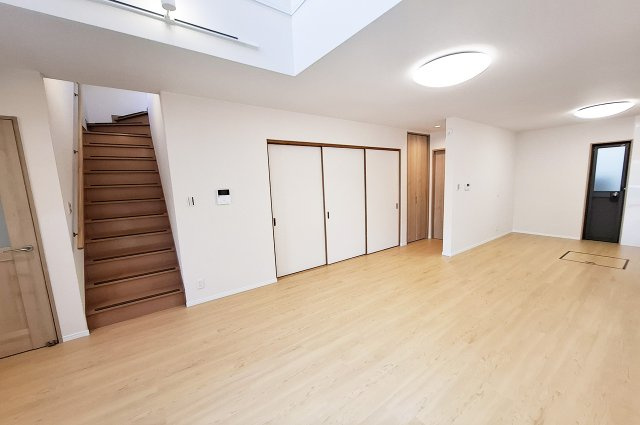 泉大津市板原町3丁目の居間・リビング|LDK：和室を開放し、広く使うことも可能な間取り。