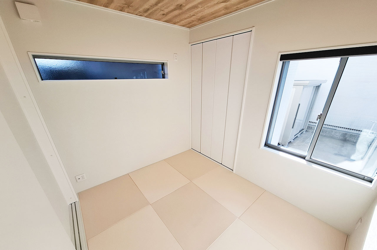 岸和田市藤井町２丁目の和室|和室：モダンな印象の半帖畳は表替え済みです。