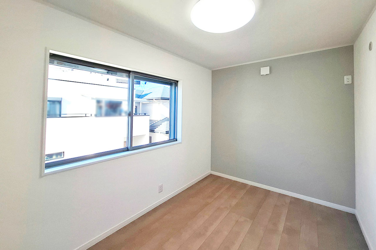 岸和田市藤井町２丁目の洋室|洋室2：グリーンのアクセントクロスを貼替え済み。