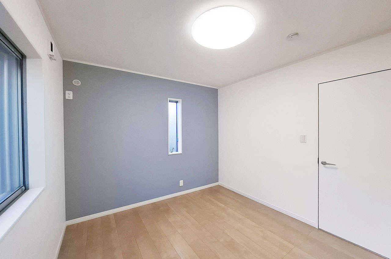 岸和田市藤井町２丁目の洋室|洋室3：ライトブルーのアクセントクロスを貼替え済み。