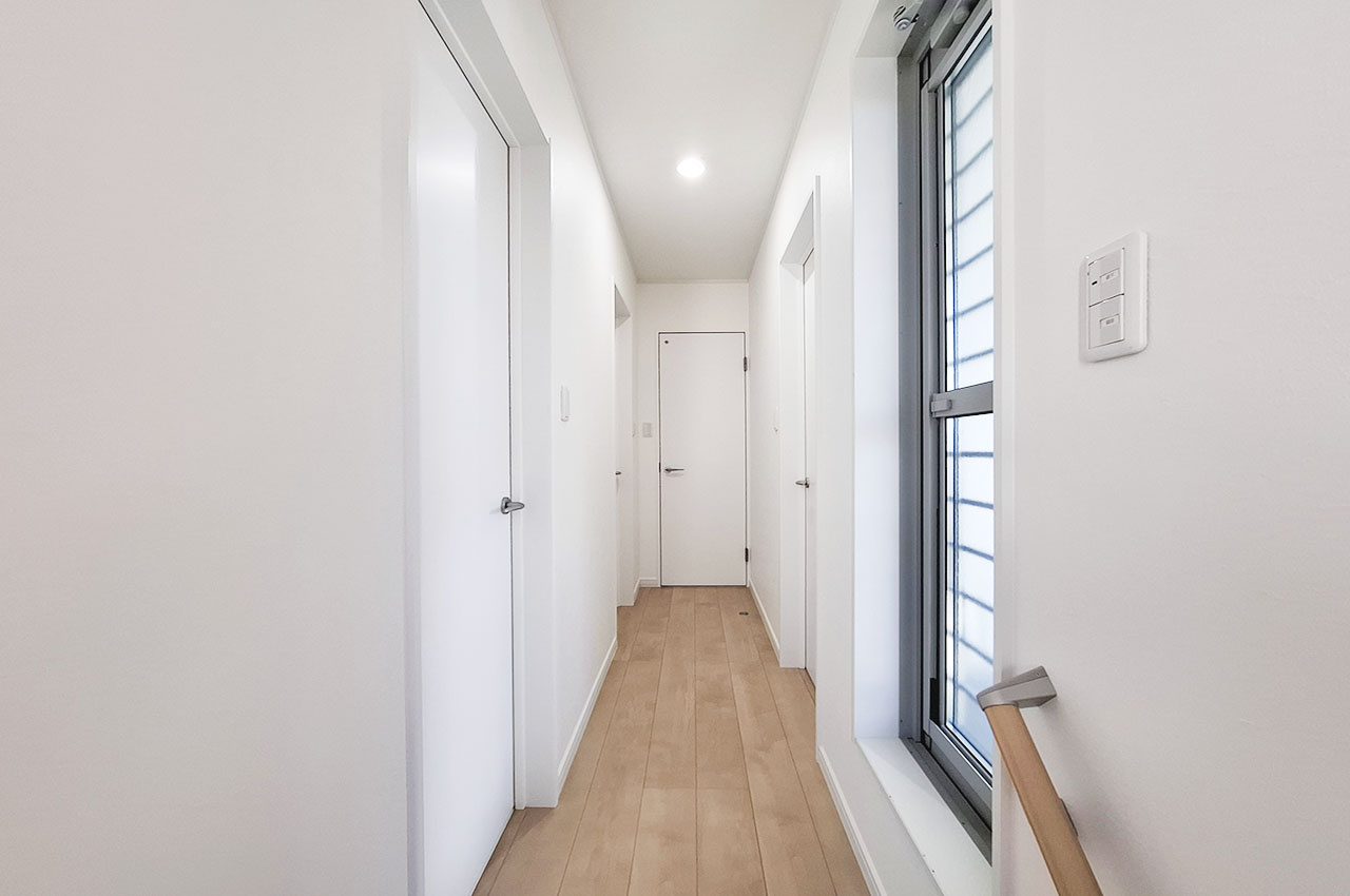 岸和田市藤井町２丁目の内装|2Fホール：バルコニーへ出入り可能。