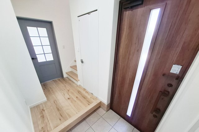 岸和田市藤井町２丁目の玄関|玄関：壁のクロスを貼替え済み。（シューズクローク部分を除く）