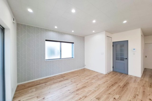 岸和田市藤井町２丁目の居間・リビング|リビング：壁一部にジオメトリック柄のアクセントクロスを貼り雰囲気を一新。