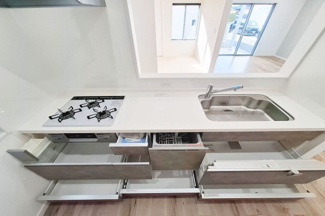 岸和田市藤井町２丁目のキッチン|キッチン：スライド式収納でキッチン用品もすっきり収納可能。