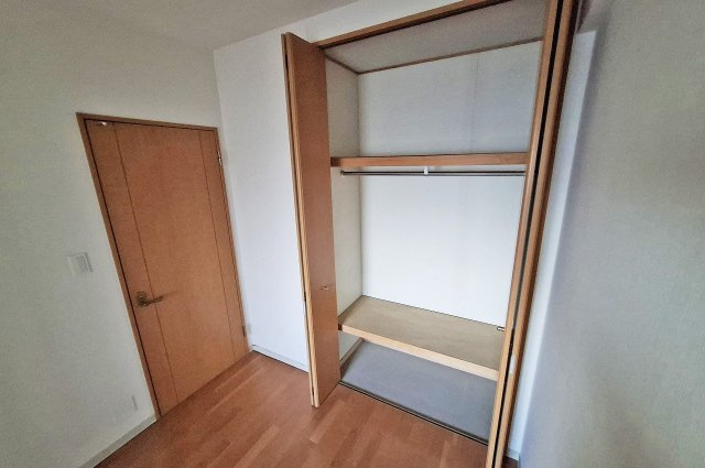 プリグレイス岸和田の収納|洋室2クローゼット