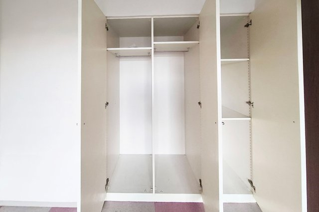 ローレルスクエア和泉中央A棟(11号棟）の収納|洋室2クローゼット＆物入