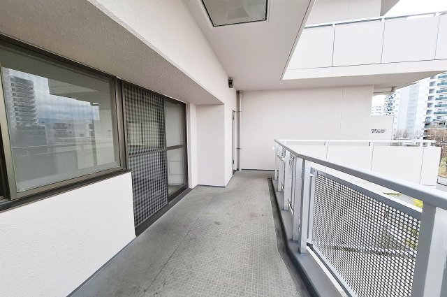 ローレルスクエア和泉中央A棟(11号棟）のバルコニー|バルコニー：LDK側