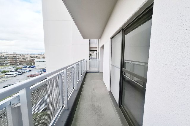 ローレルスクエア和泉中央A棟(11号棟）のバルコニー|バルコニー：洋室1・2側