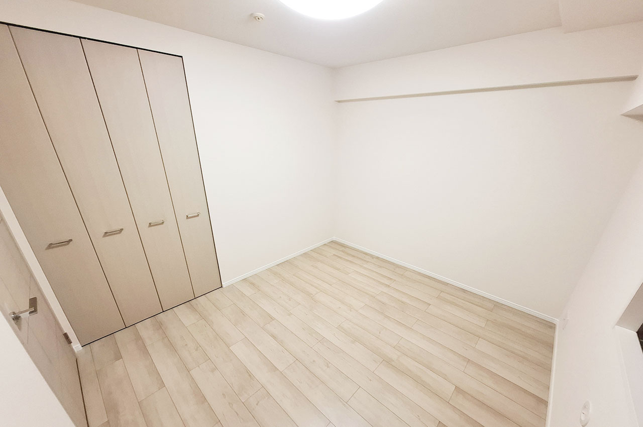 ファミールアクシス泉佐野の洋室|洋室1：リフォーム済み。貼替え済みのフローリングが気持ちいいお部屋です。