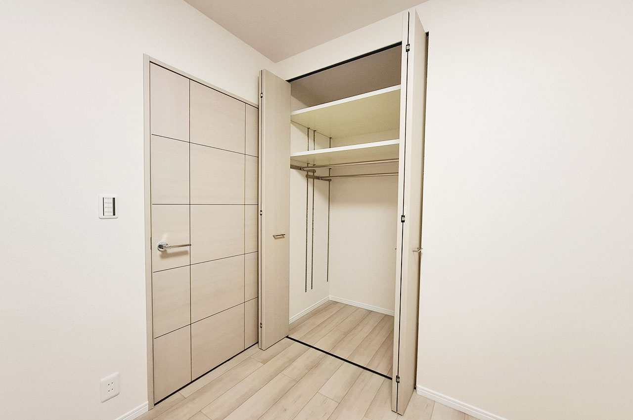 ファミールアクシス泉佐野の収納|洋室1：クローゼット