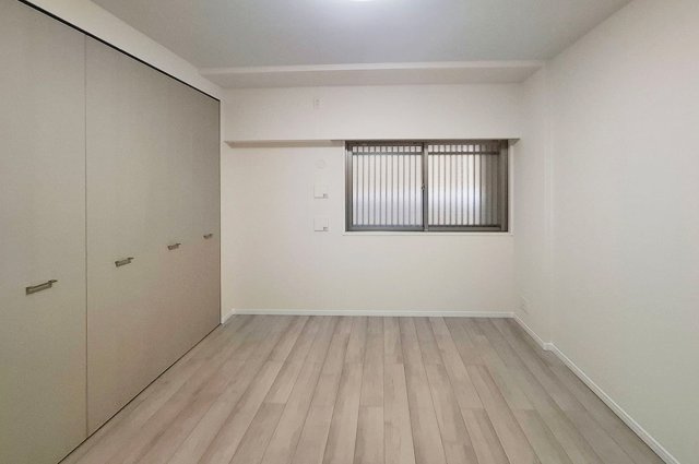 ファミールアクシス泉佐野の子供部屋|洋室2：フローリング貼替え済み。リフォームでピカピカになったお部屋です。