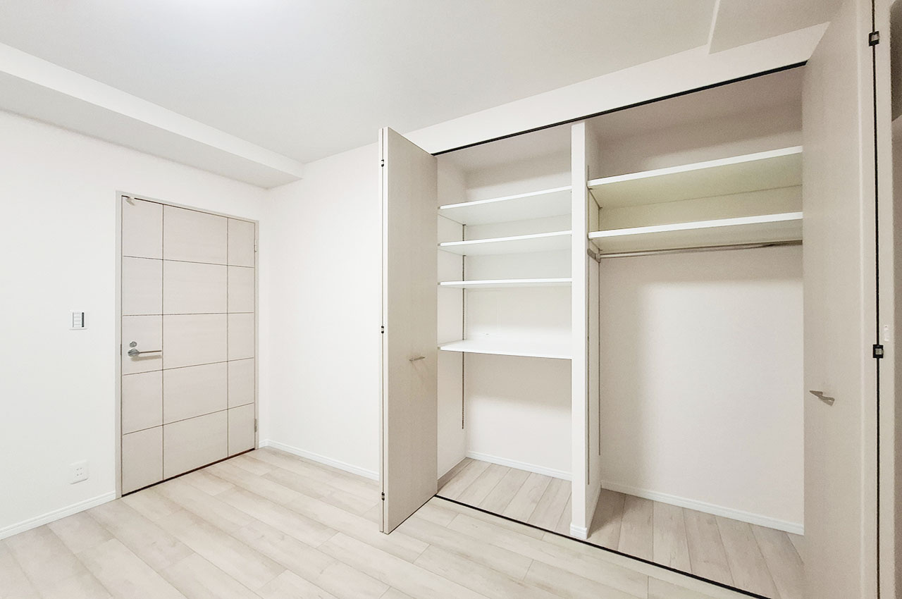 ファミールアクシス泉佐野の収納|洋室2：クローゼット