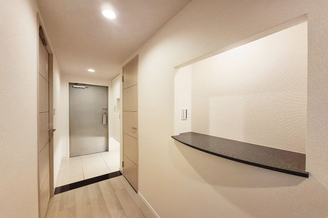 ファミールアクシス泉佐野の内装|ニッチカウンター：鍵を置いたり花を飾ったりと多用途に利用できるスペースです。