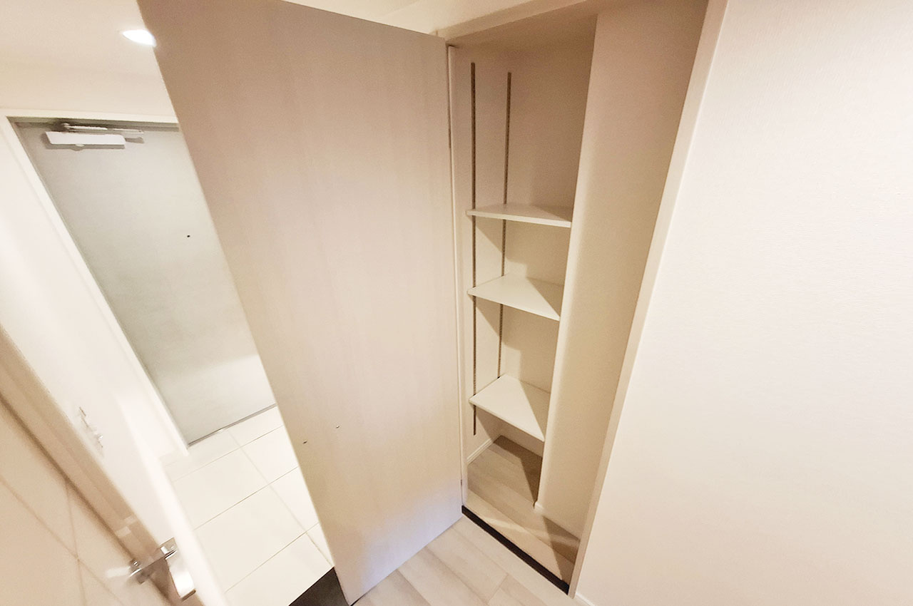 ファミールアクシス泉佐野の収納|廊下物入：玄関先の物入は日用品や小物収納に便利。