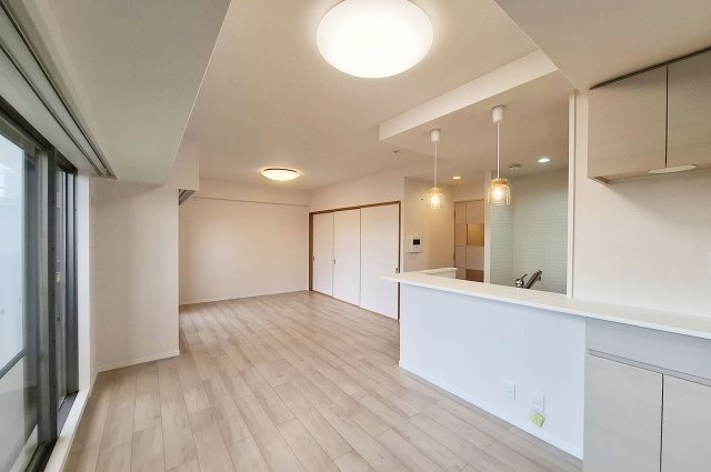 ファミールアクシス泉佐野の居間・リビング|LDK：貼替え済みのフローリングで快適。