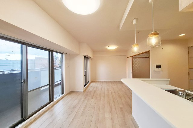 ファミールアクシス泉佐野の居間・リビング|LDK：南東向きバルコニーに面しており日当り良好。