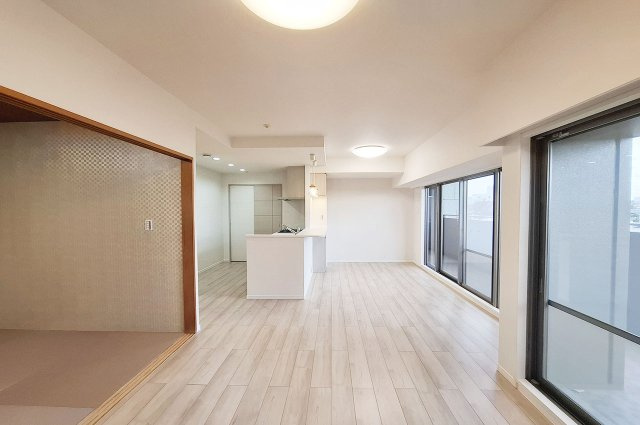ファミールアクシス泉佐野の内装|LDK：和室を開放し、約19帖の大空間として使用することも可能。