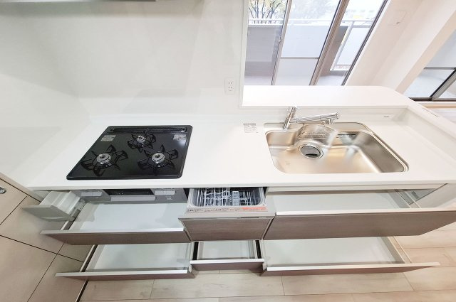 ファミールアクシス泉佐野の収納|キッチン：引き出し型の収納で整理もラクラク。