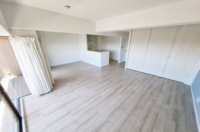 朝日プラザシティ・サザンパーク四番街の居間・リビング|家族が集うLDKはゆとりの約18.9帖。明るく開放的な空間です。