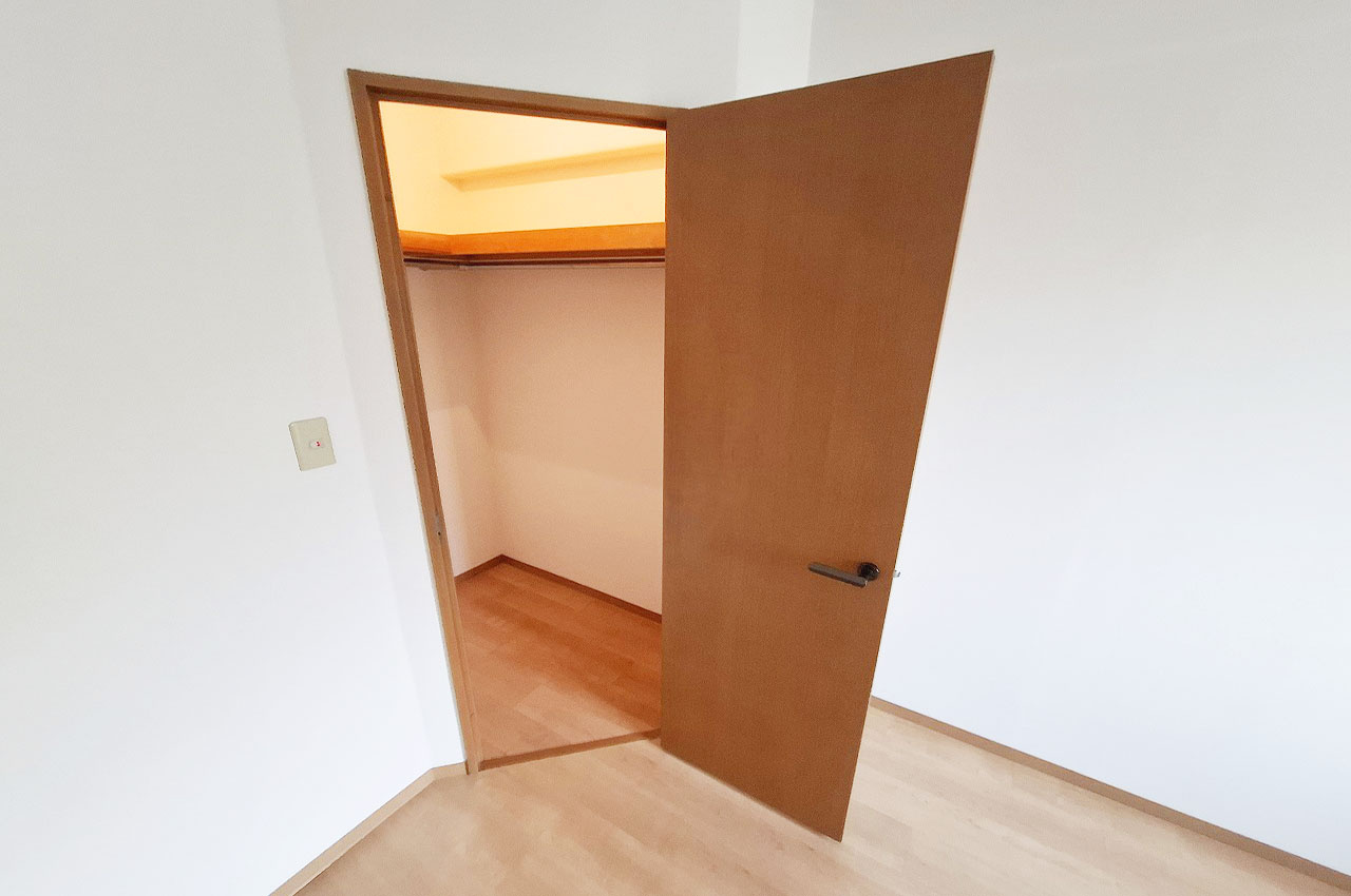 ルネ泉大津ロイヤルコートの収納|洋室1のウォークインクローゼット