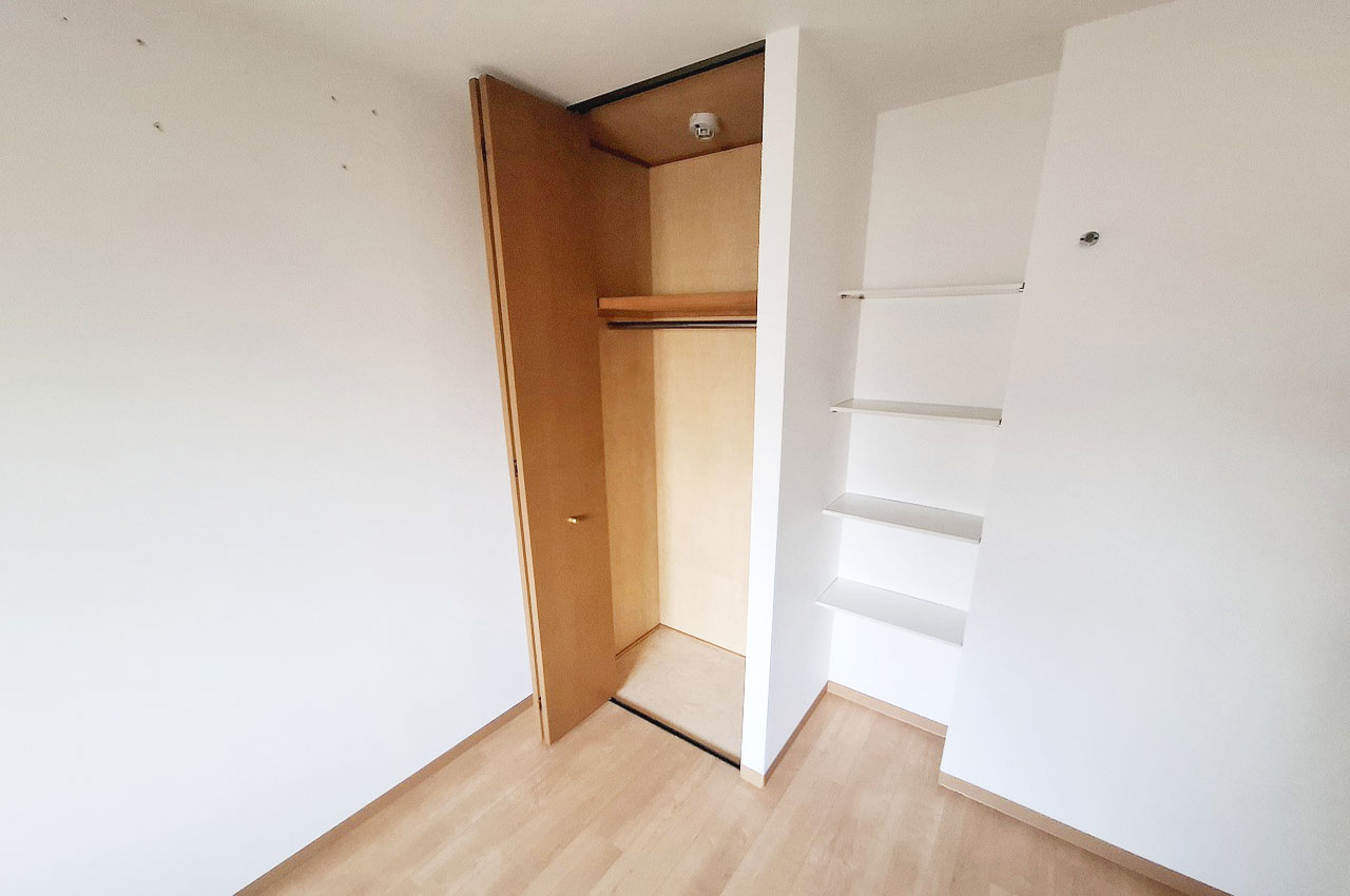 ルネ泉大津ロイヤルコートの収納|洋室2のクローゼットとオープンタイプの棚収納