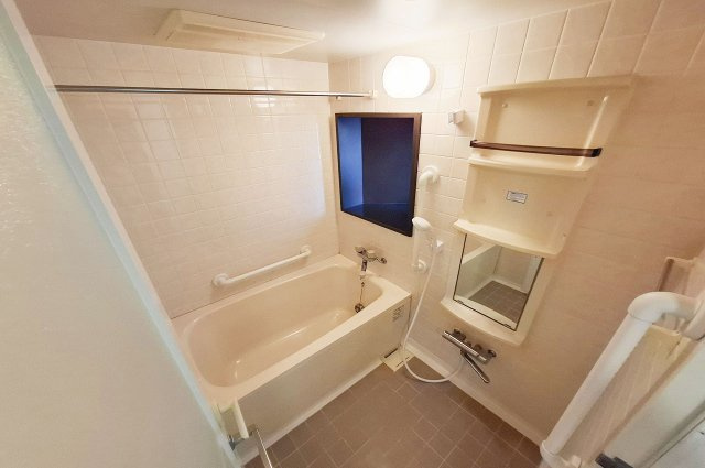 ルネ泉大津ロイヤルコートの浴室|バスルームはバルコニーに面した窓付きです。