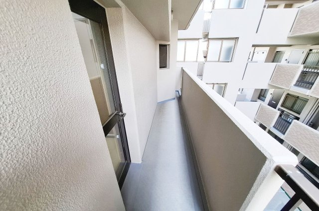 ルネ泉大津ロイヤルコートのバルコニー|キッチンとバスルーム側のバルコニー